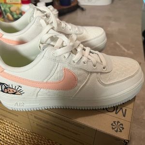 Almost new.worn once.excellent condition